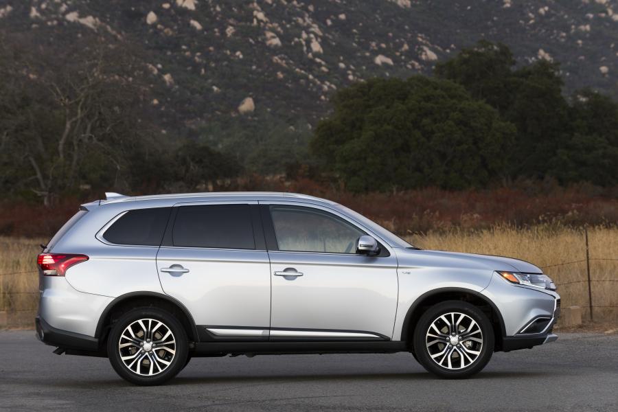  Mitsubishi Outlander GT 2016 года  (фото 3 из 56)